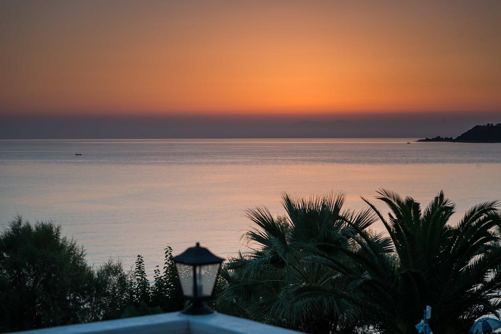 Laura Beach House Алікес Екстер'єр фото